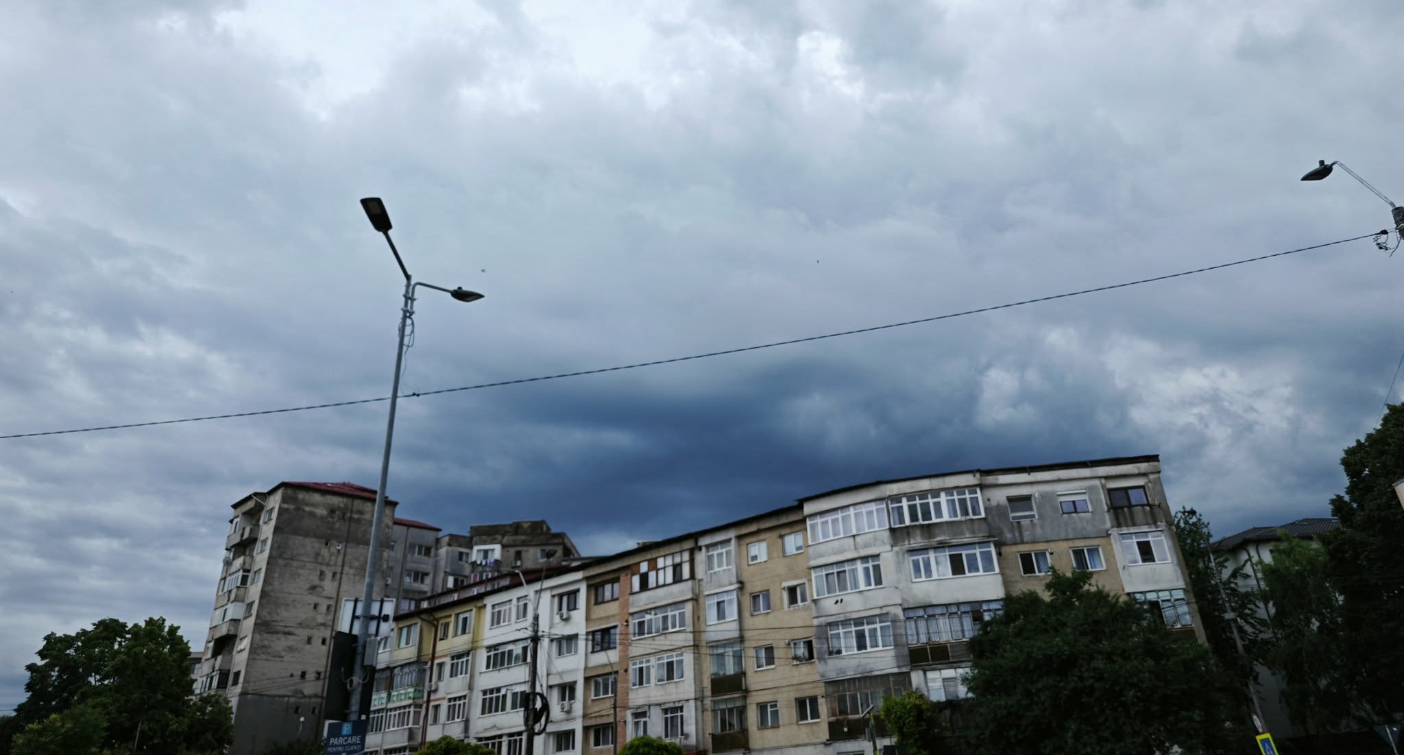 Furtuni și temperaturi mai scăzute – PROGNOZA meteo pe o lună 