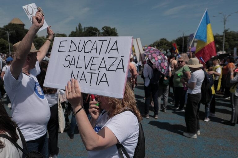 Norma didactică a profesorilor va crește cu 2 ore - Bolojan: Asta nu afectează salariile