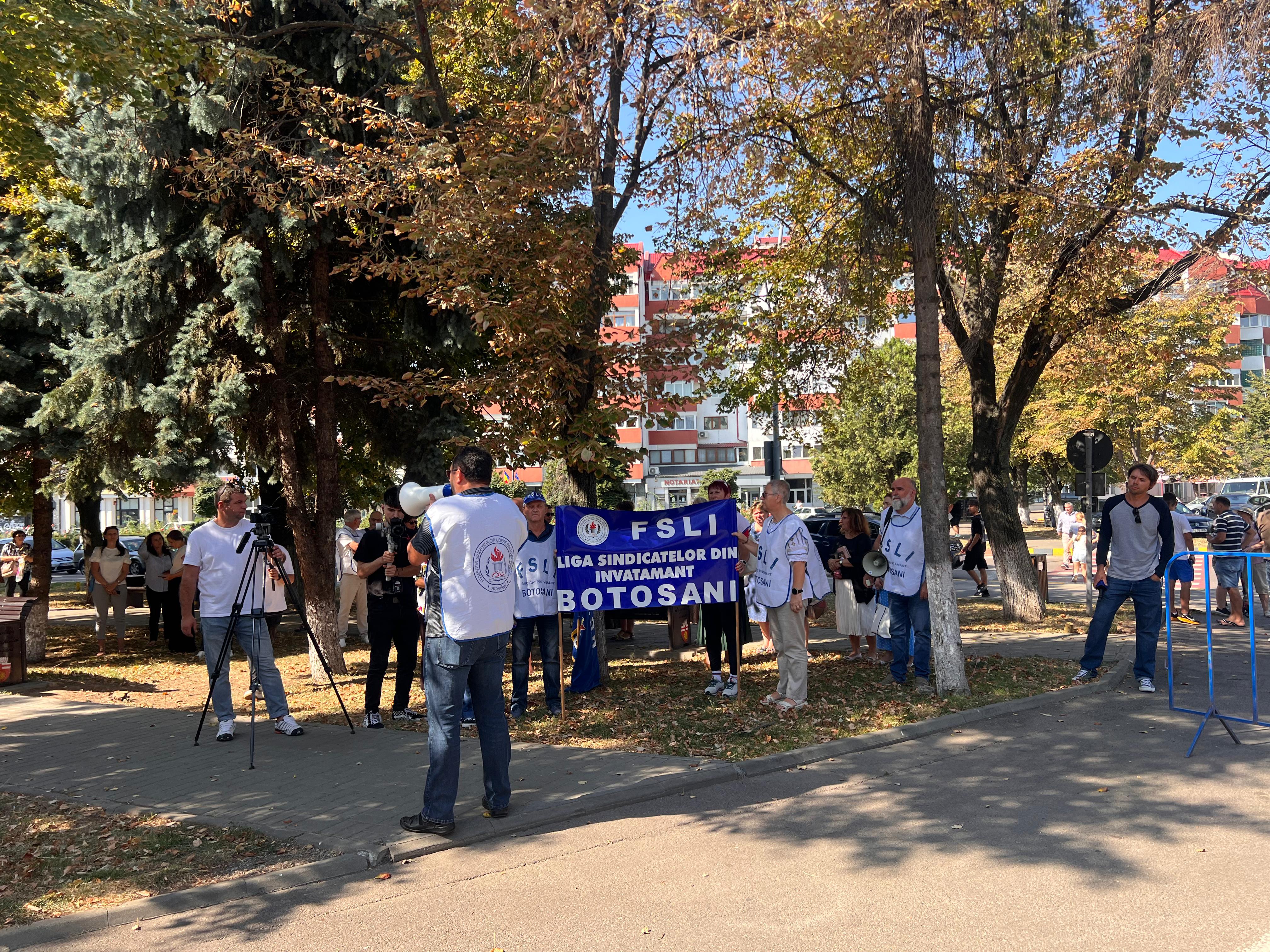 Început de an școlar la Botoșani: Profesorii refuză să meargă la festivitățile de deschidere, intră la ore dar nu predau – VIDEO 