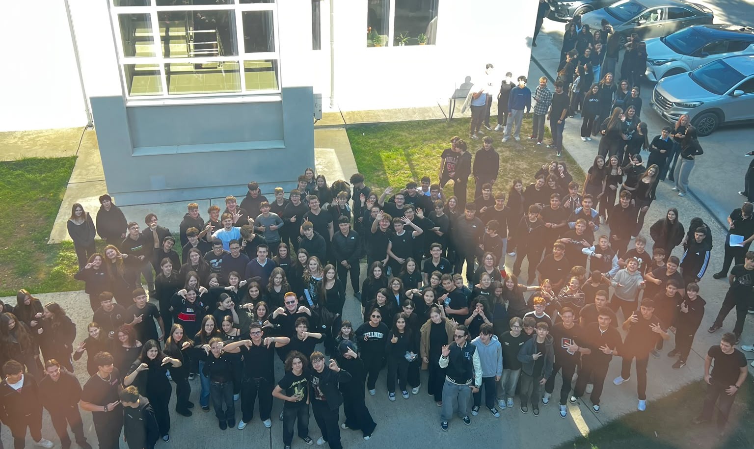 ASTĂZI: Elevii de la Colegiul „Mihai Eminescu”, protest în haine negre – Educația nu se repară la croitorie 
