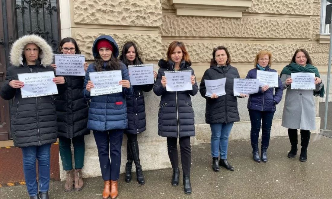 Consilierii de probațiune de la Botoșani protestează în fața Palatului Victoria