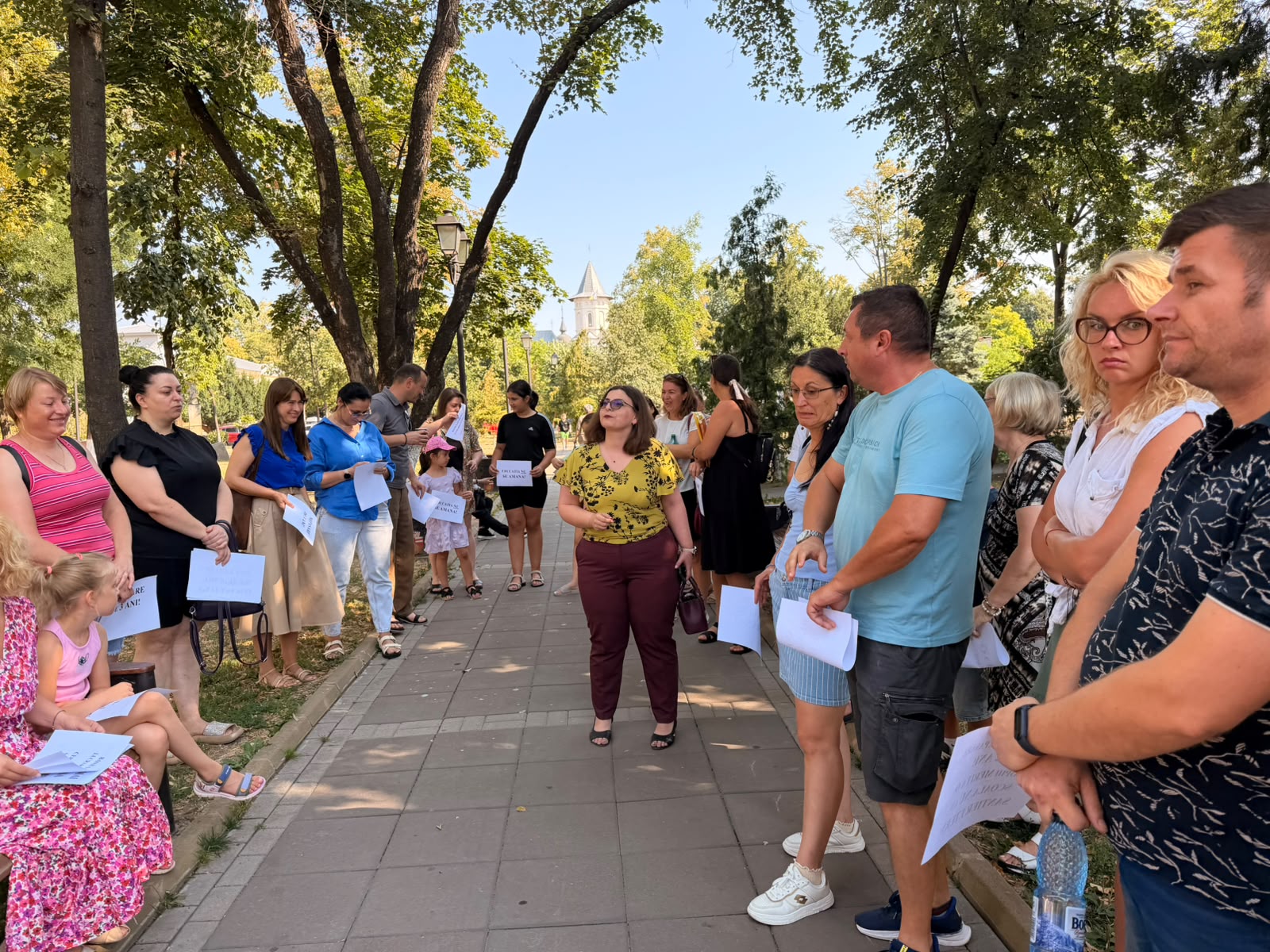 ACUM: Un nou protest la Primăria Botoșani cu câțiva părinți ai copiilor de la Școala 13 – VIDEO 