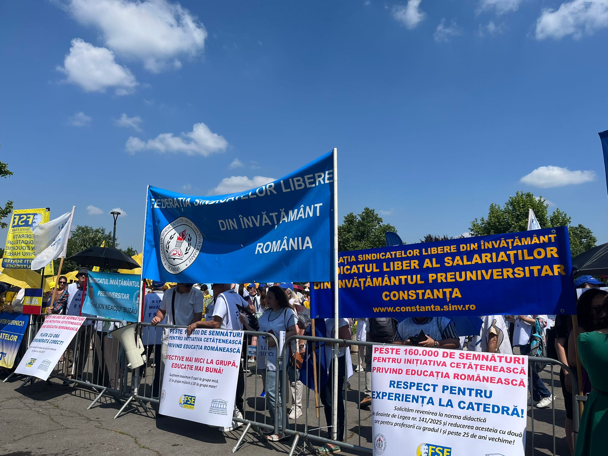 FOTO VIDEO Protest al profesorilor în fața Parlamentului. 160.000 de semnături pentru modificarea unor măsuri din  educație