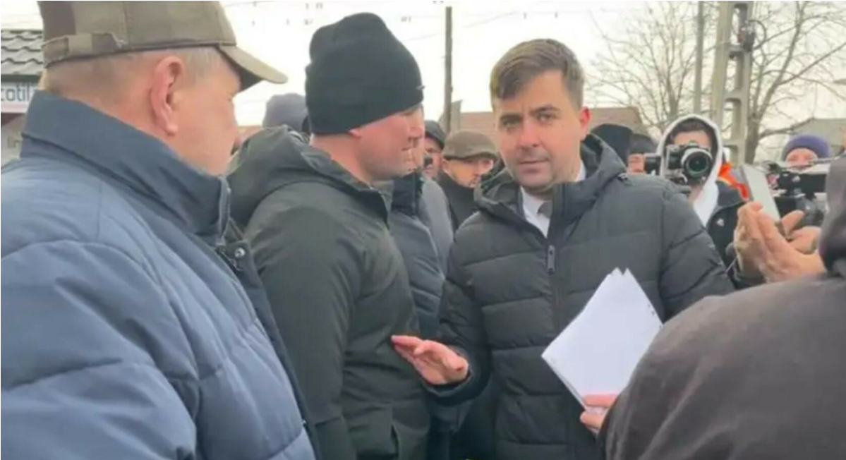 La Salcea locuitorii orașului protestează în fața Primăriei după creșterea taxelor - VIDEO 