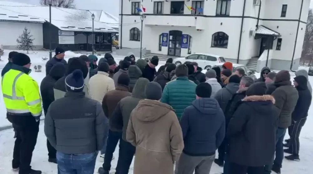 Protest într-o comună din Botoșani din cauza taxelor mărite, localnicii furioși au venit la Primărie 