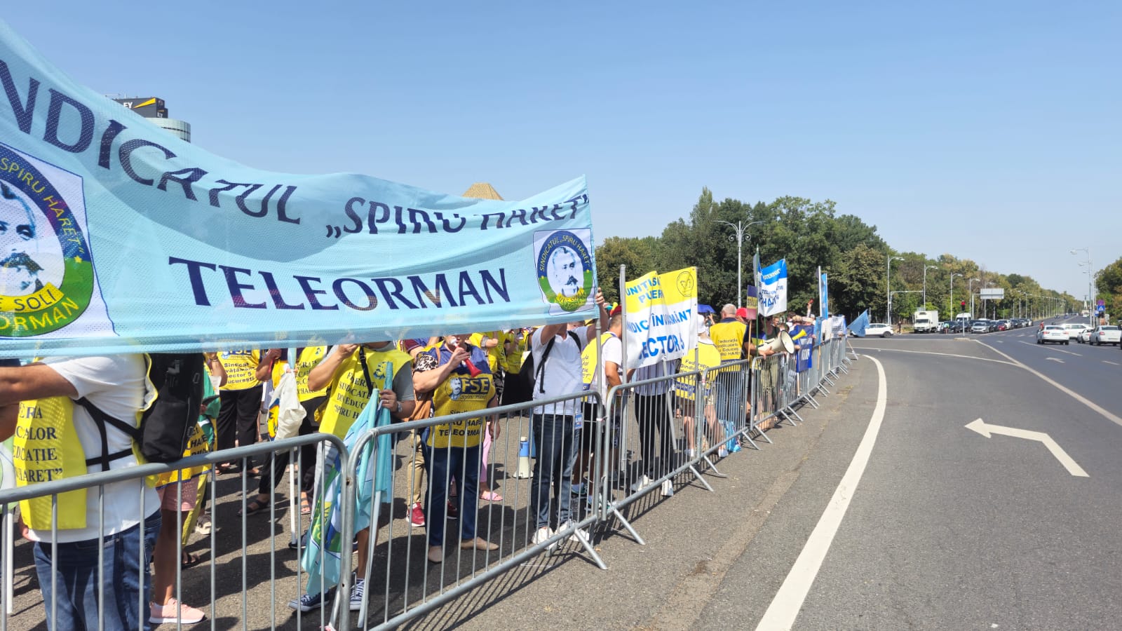 Profesorii au cerut demisia Guvernului în Piața Victoriei: Noi proteste anunțate, prima zi de școală sub semnul întrebării