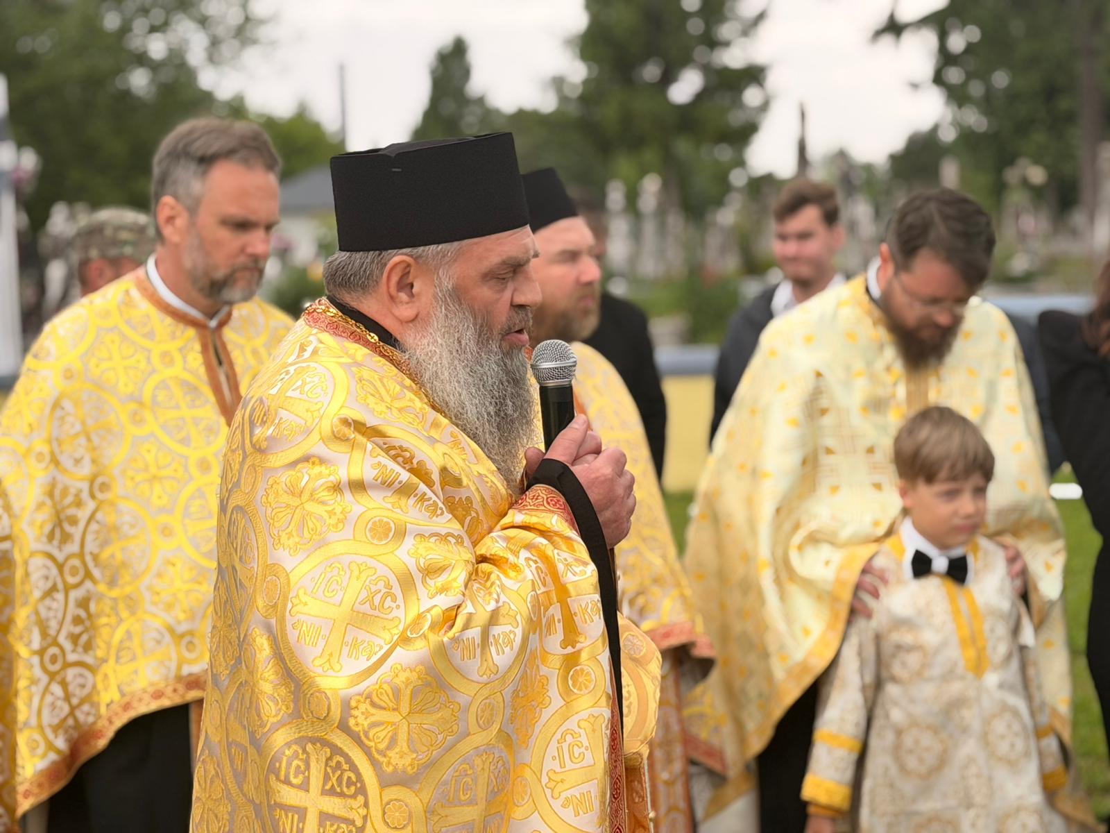 protopopul Petru Fercal.