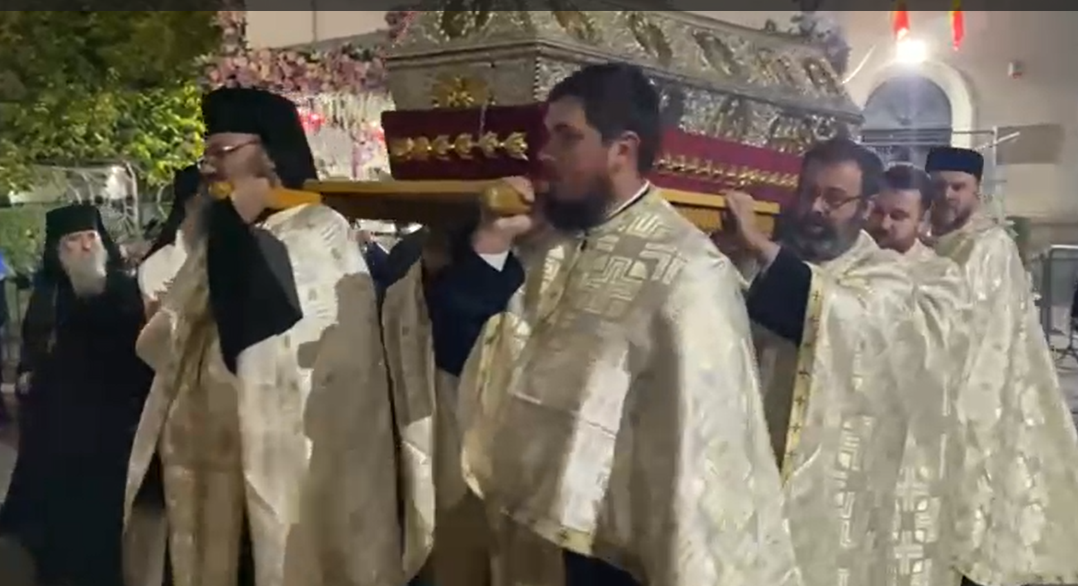 Racla cu moaștele Sfintei Parascheva reașezată în Catedrală, lăcașul lăsat deschis toată noaptea – VIDEO 