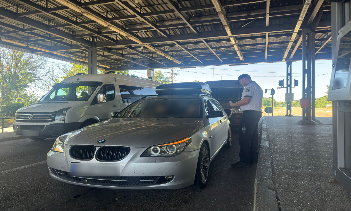 O mașină furată din Italia a încercat să treacă în zorii zilei prin vama Racovăț