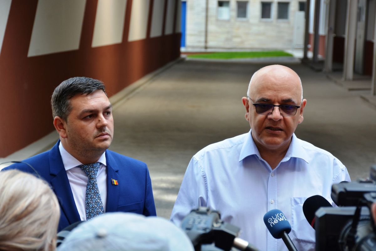 Raed Arafat: Sunt pregătite de decolare un avion SMURD și un elicopter Black Hawk / Clădirea este cu risc 