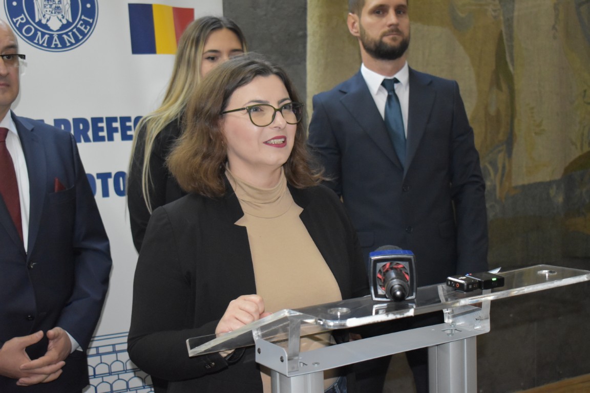 Primele zile de prefect ale Ralucăi Curelariu: Duminică a avut parte de o prezență (ne)obișnuită în Prefectură – VIDEO 