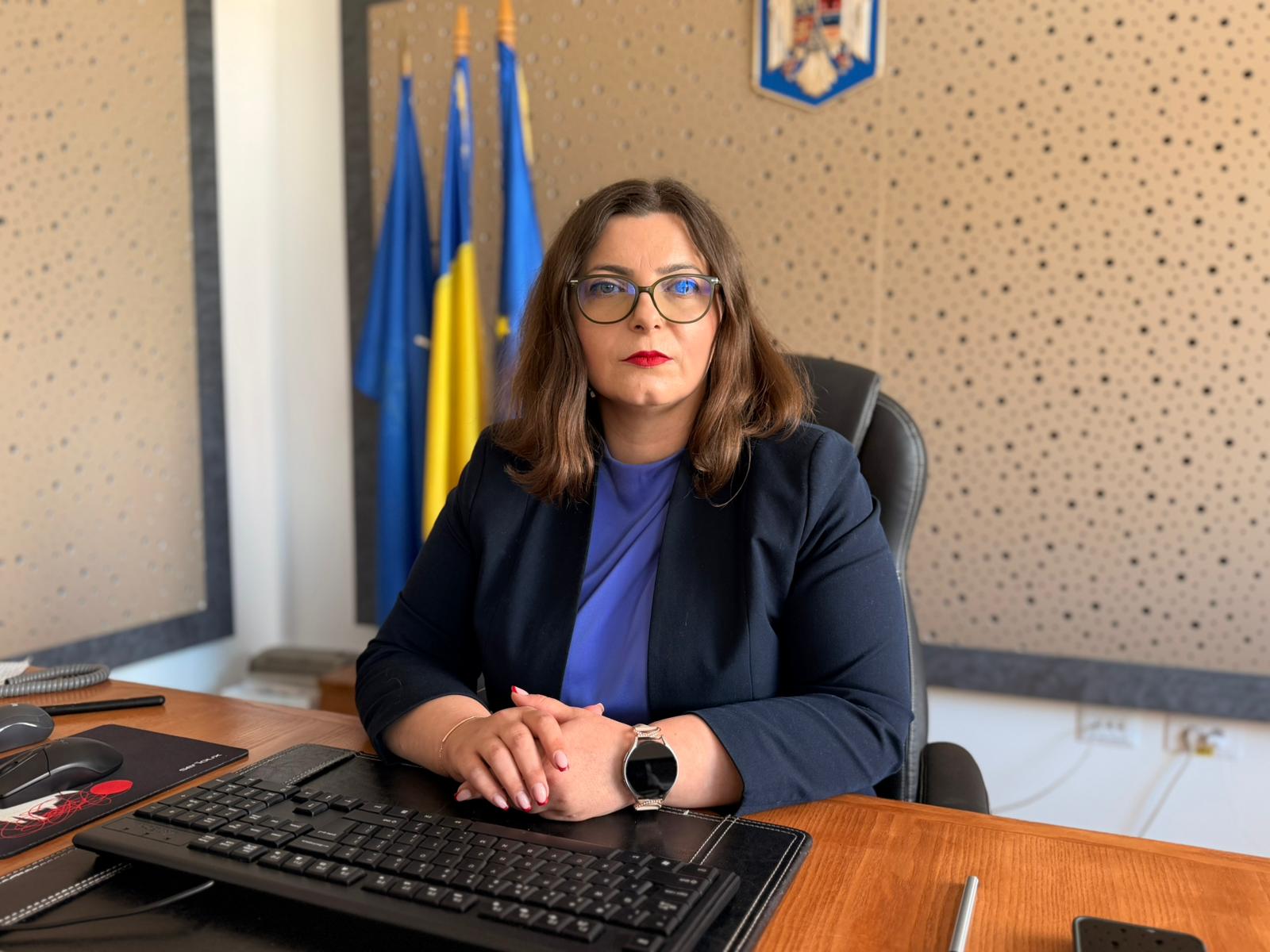 Raluca Curelariu prefect.j