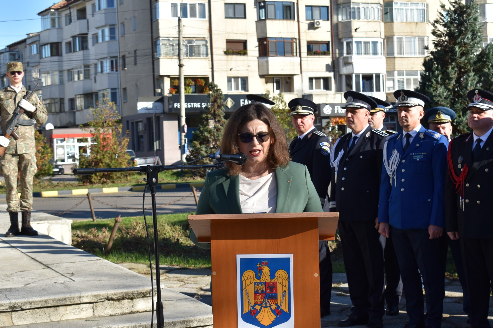 Prefectul Raluca Curelariu, la primul discurs de Ziua Armatei: Pacea și libertatea nu sunt niciodată câștigate definitiv – VIDEO