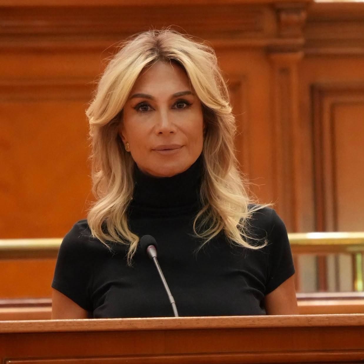 Raluca Turcan cere interzicerea telefoanelor.j