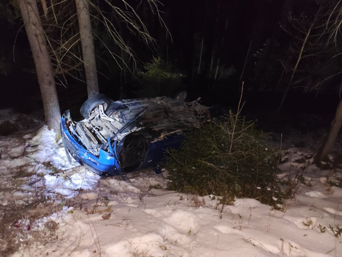 BMW răsturnat pe marginea drumului, botoșăneni la un pas de moarte 