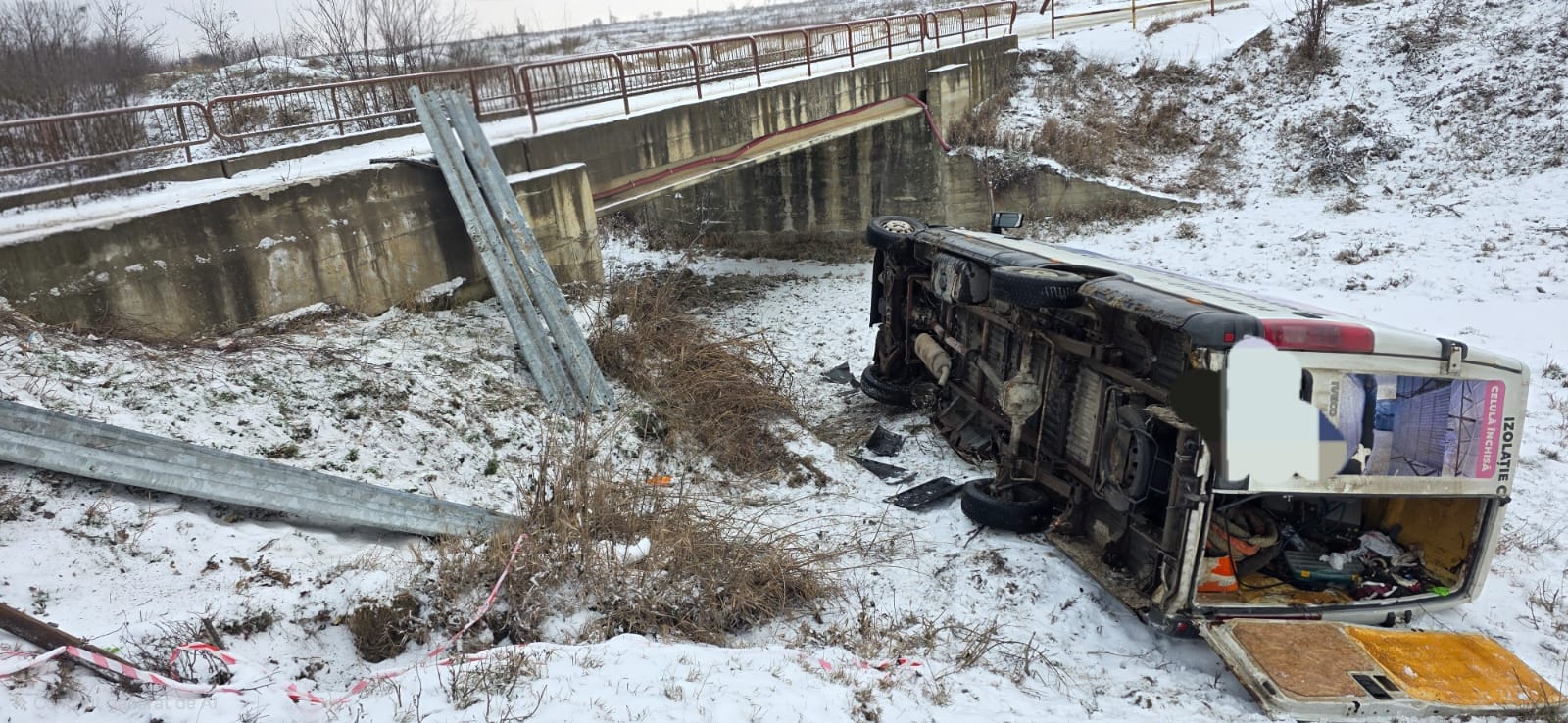 ULTIMĂ ORĂ: Autoutilitară răsturnată în albia unui râu