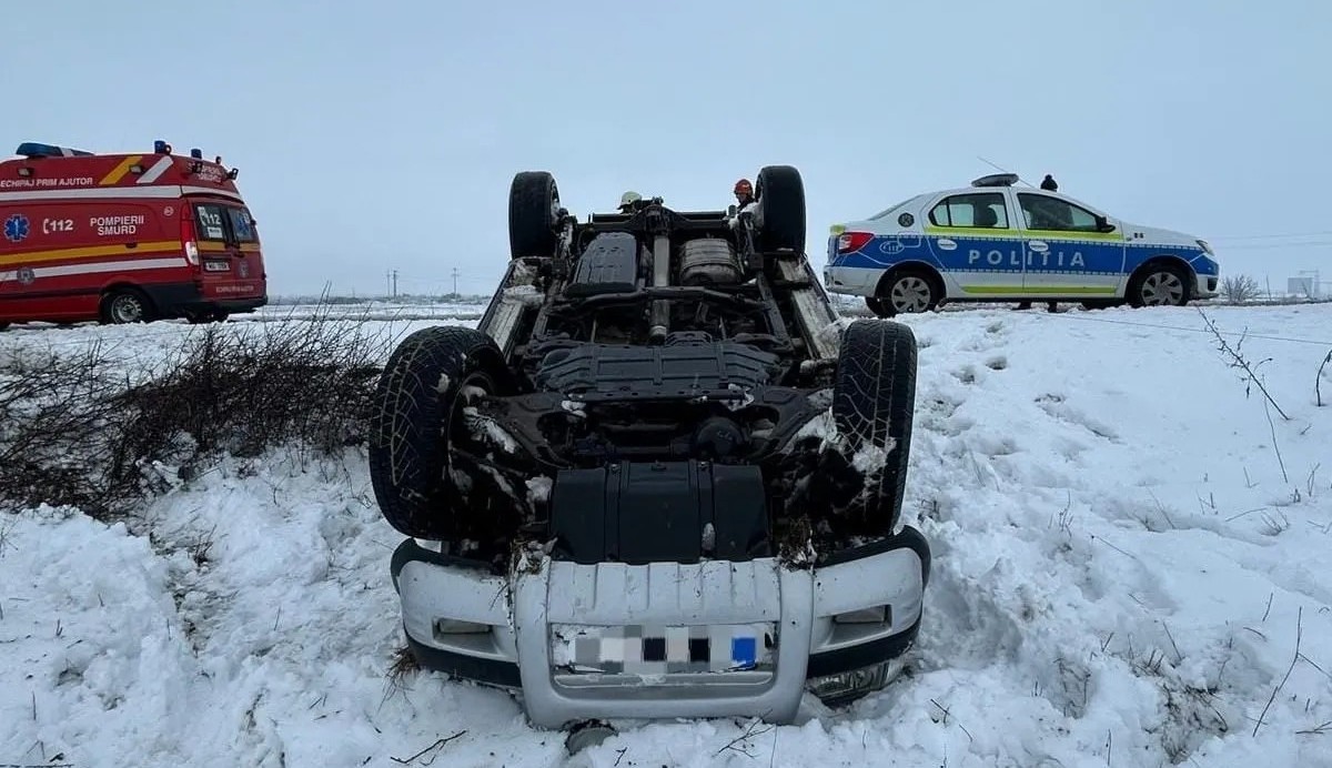 Mașină cu roțile în sus, șoferul i-a sfidat pe polițiști 