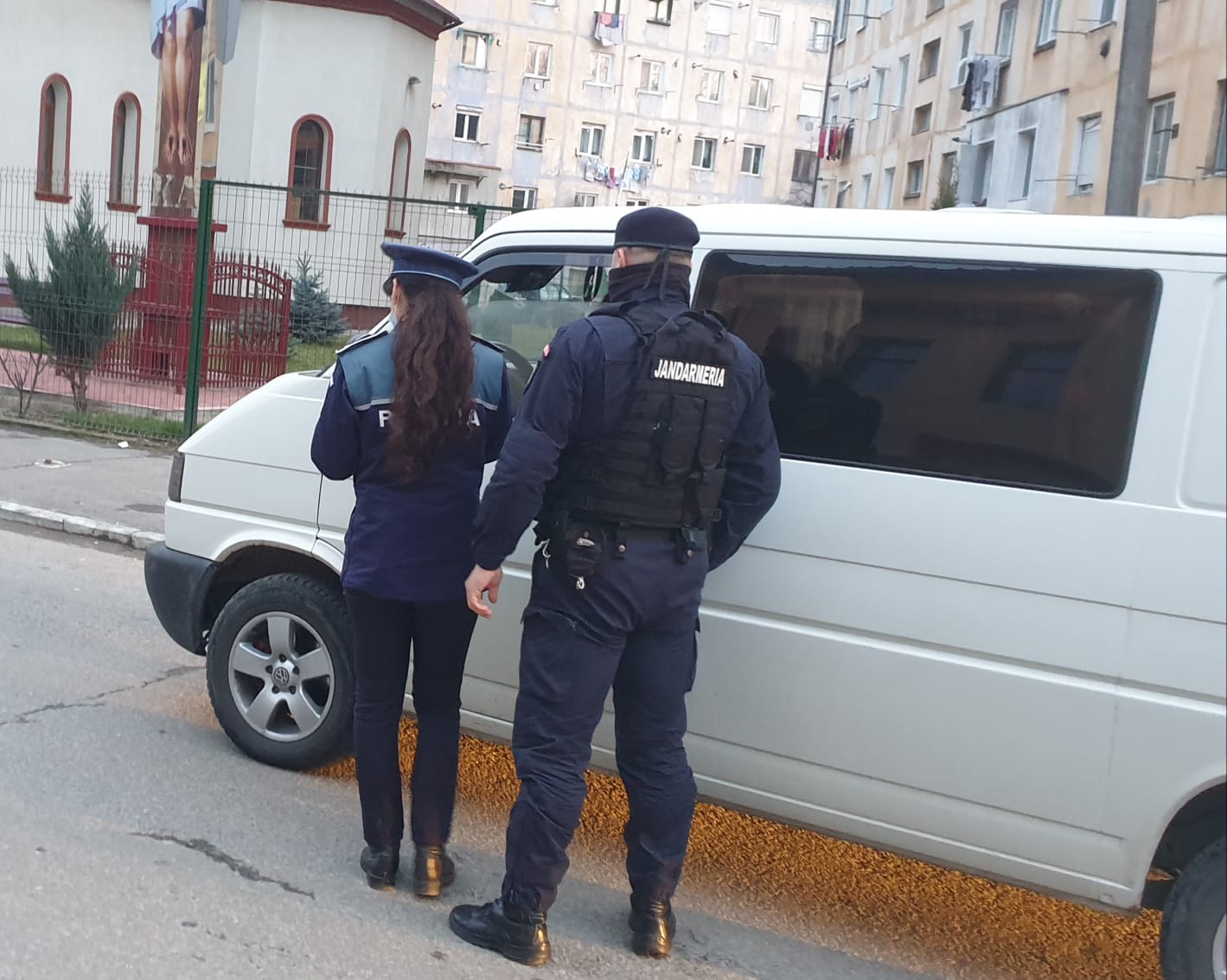 razie a politiei cu jandarmi si politisti.