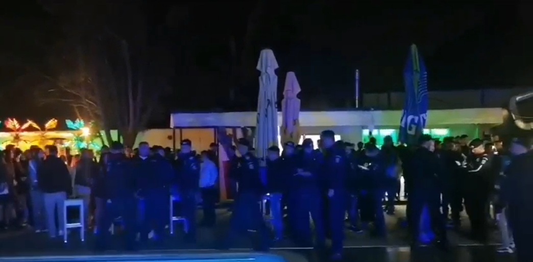 Polițiștii și jandarmii au ieșit noaptea în stradă, zeci de tineri controlați corporal