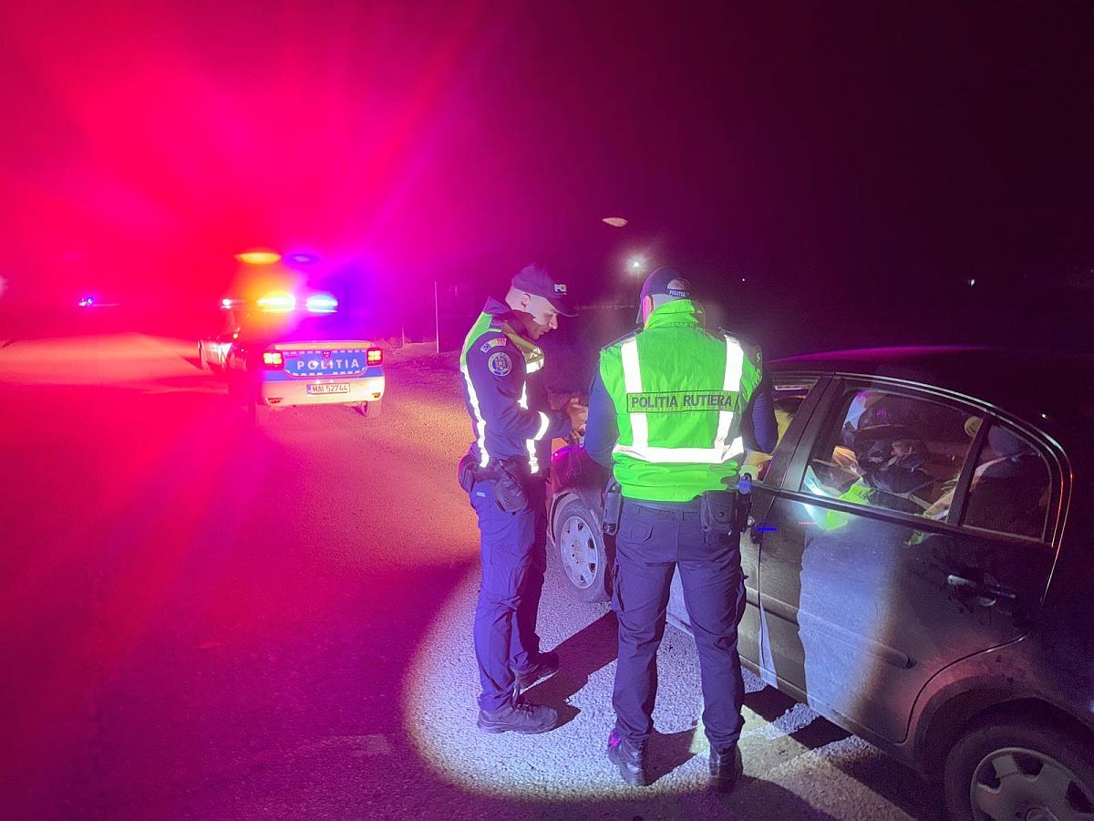 NOAPTEA TRECUTĂ: Polițiștii au reținut permise, inclusiv de la șoferi agresivi 