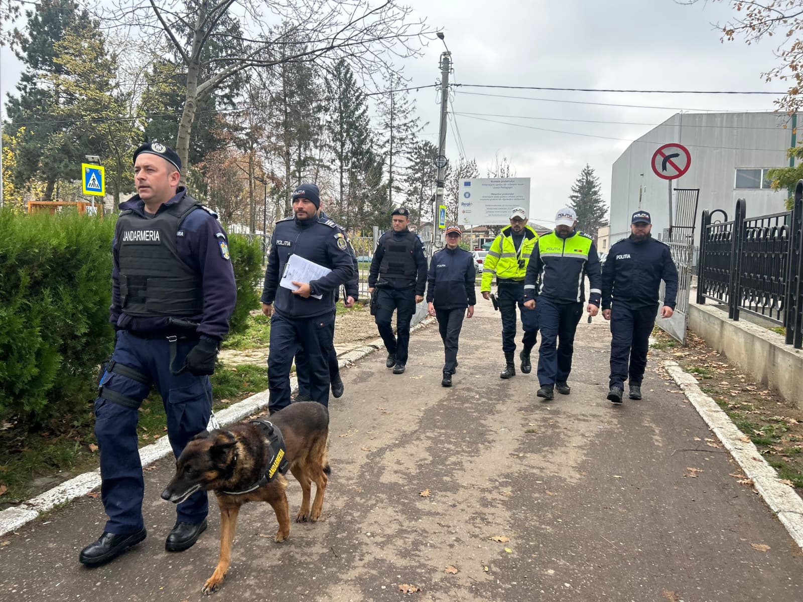 Razie în jurul școlilor: Elevi duși cu poliția la ore