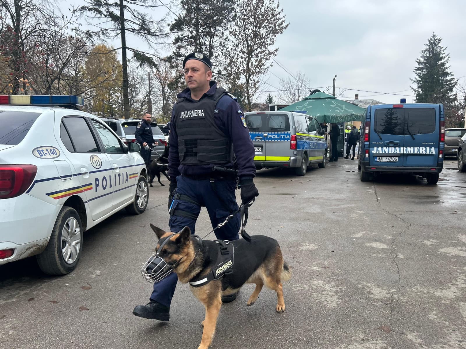 Controale în școli: Paznici luați la rost, polițiștii au mers și în barurile din jur