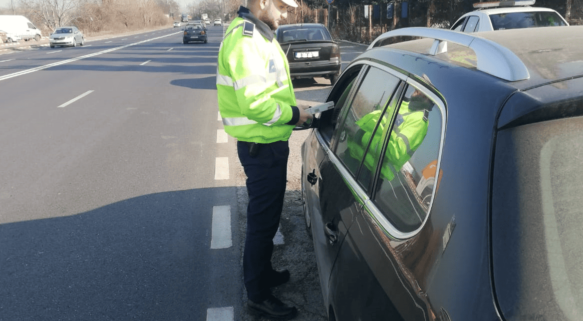 „Taxi ilegal” pe un drum din județ: Șofer prins cu 8 pasageri luați la ocazie, sancționat drastic de polițiști