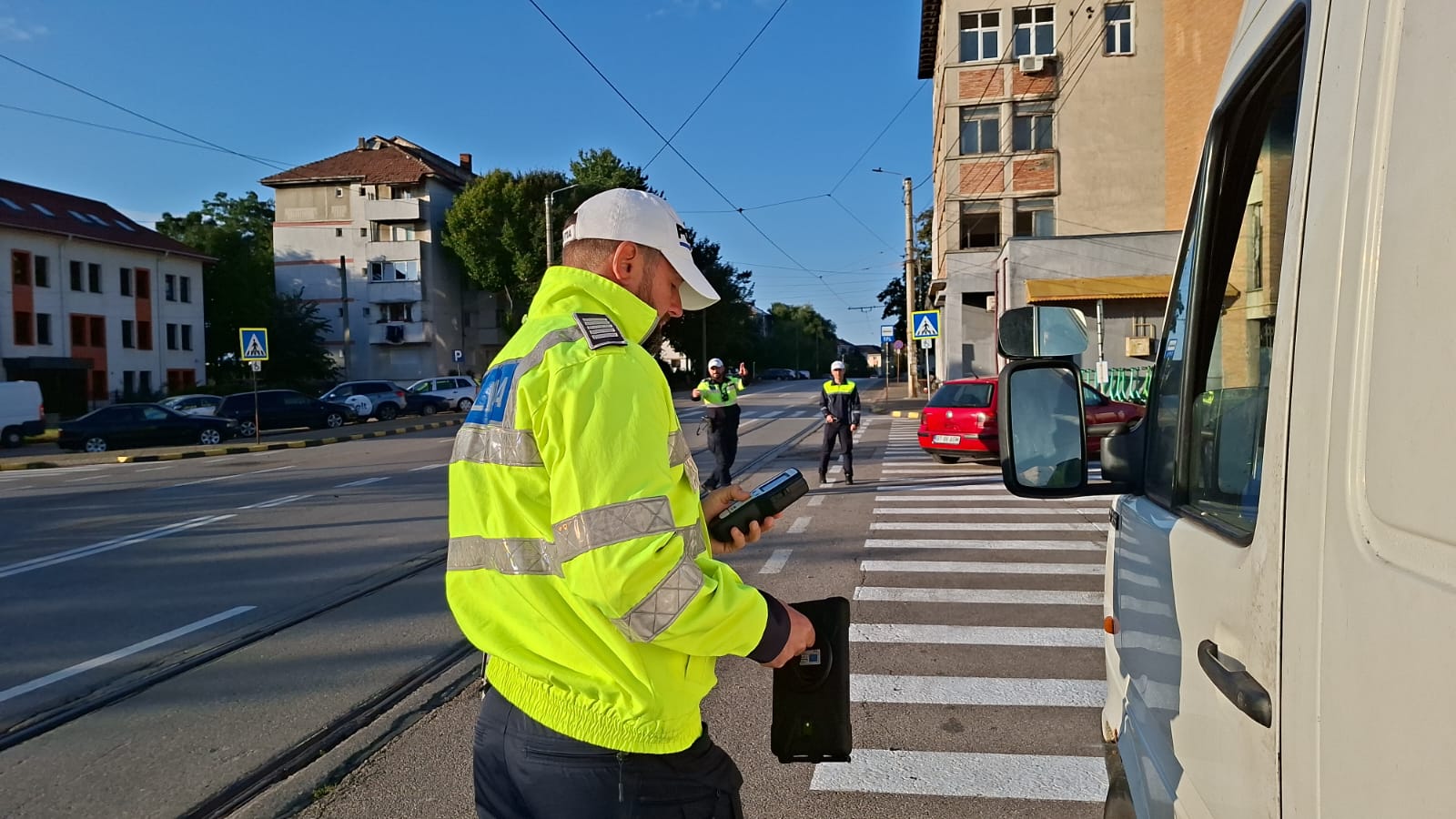 RAZIE pe străzile orașului: 11 șoferi au rămas pietoni, amenzi pentru bicicliști 