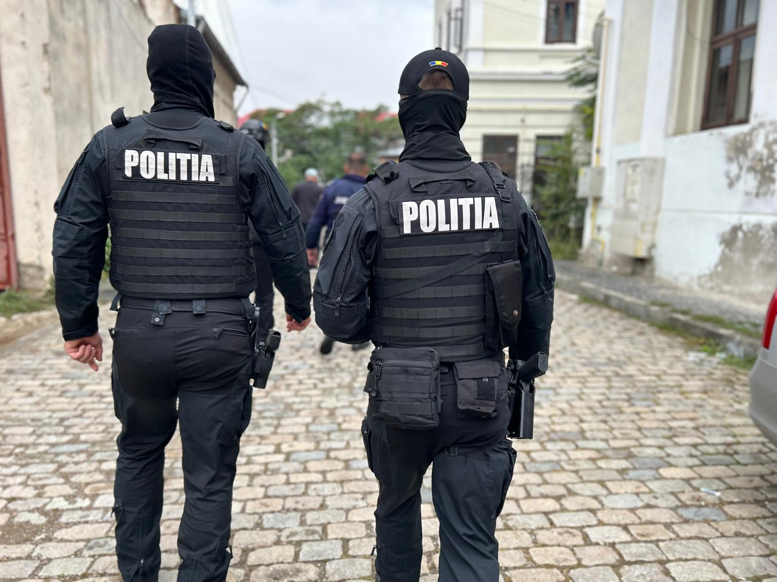 Casele a doi botoșăneni răscolite de polițiști după ce au tâlhărit un om pe stradă