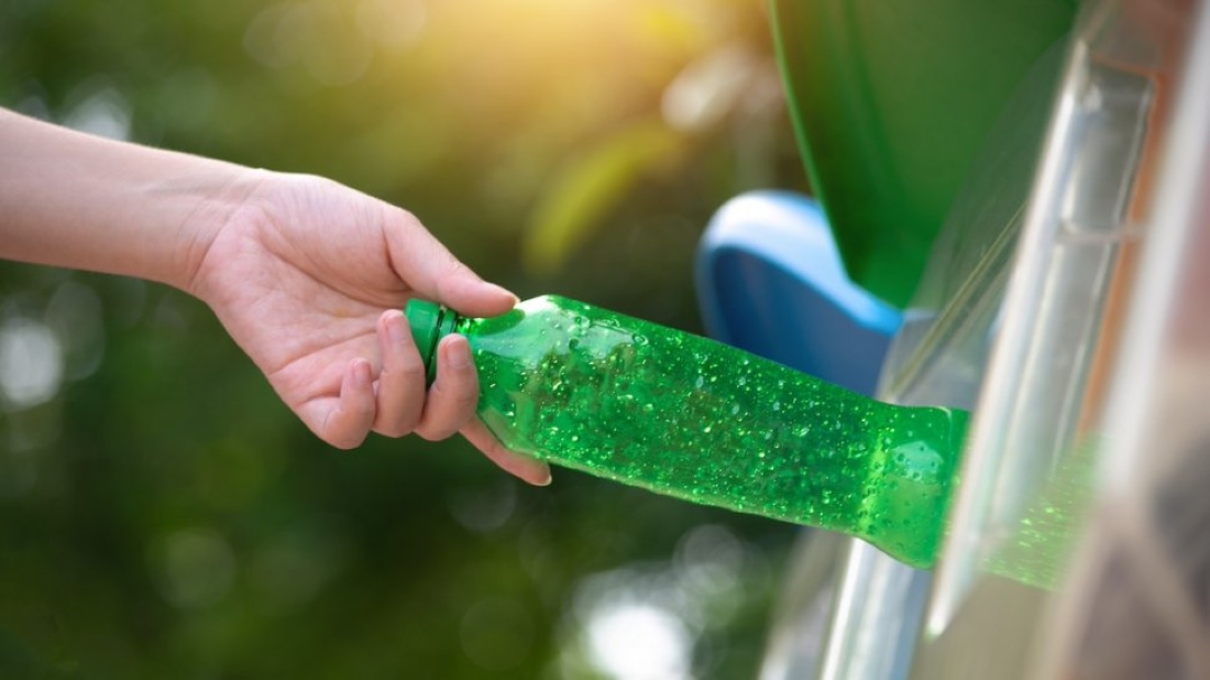 Reciclarea sticlelor SGR cu eticheta deteriorată: CUM își pot recupera consumatorii garanția