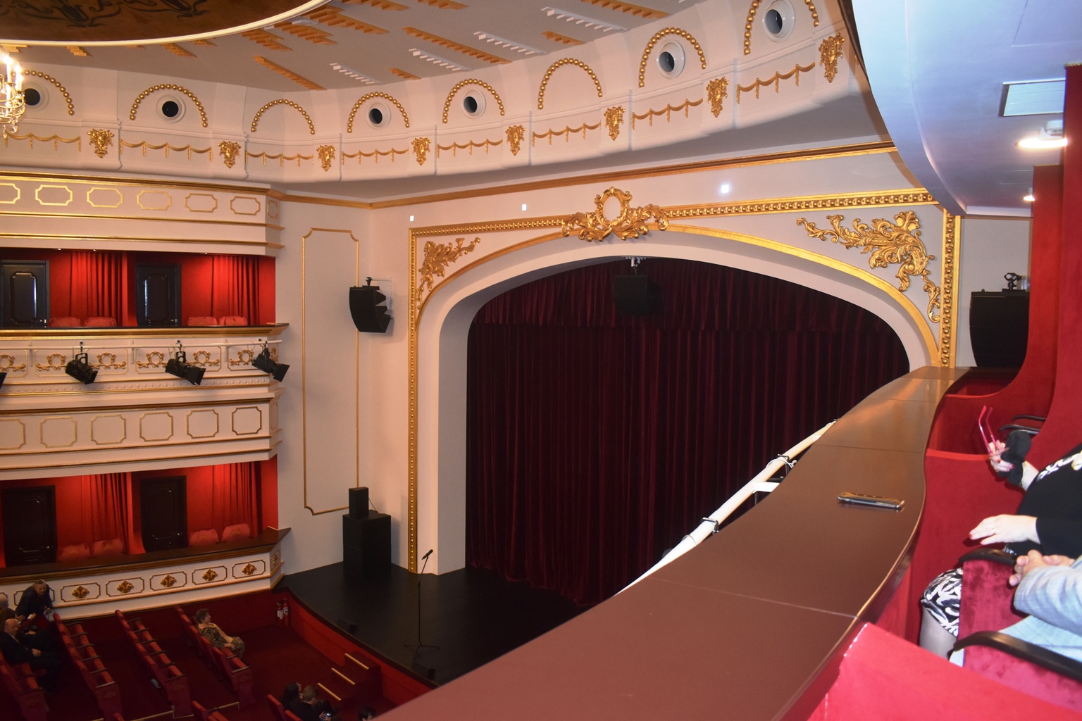 elevii invata sa salveze vieti la teatru