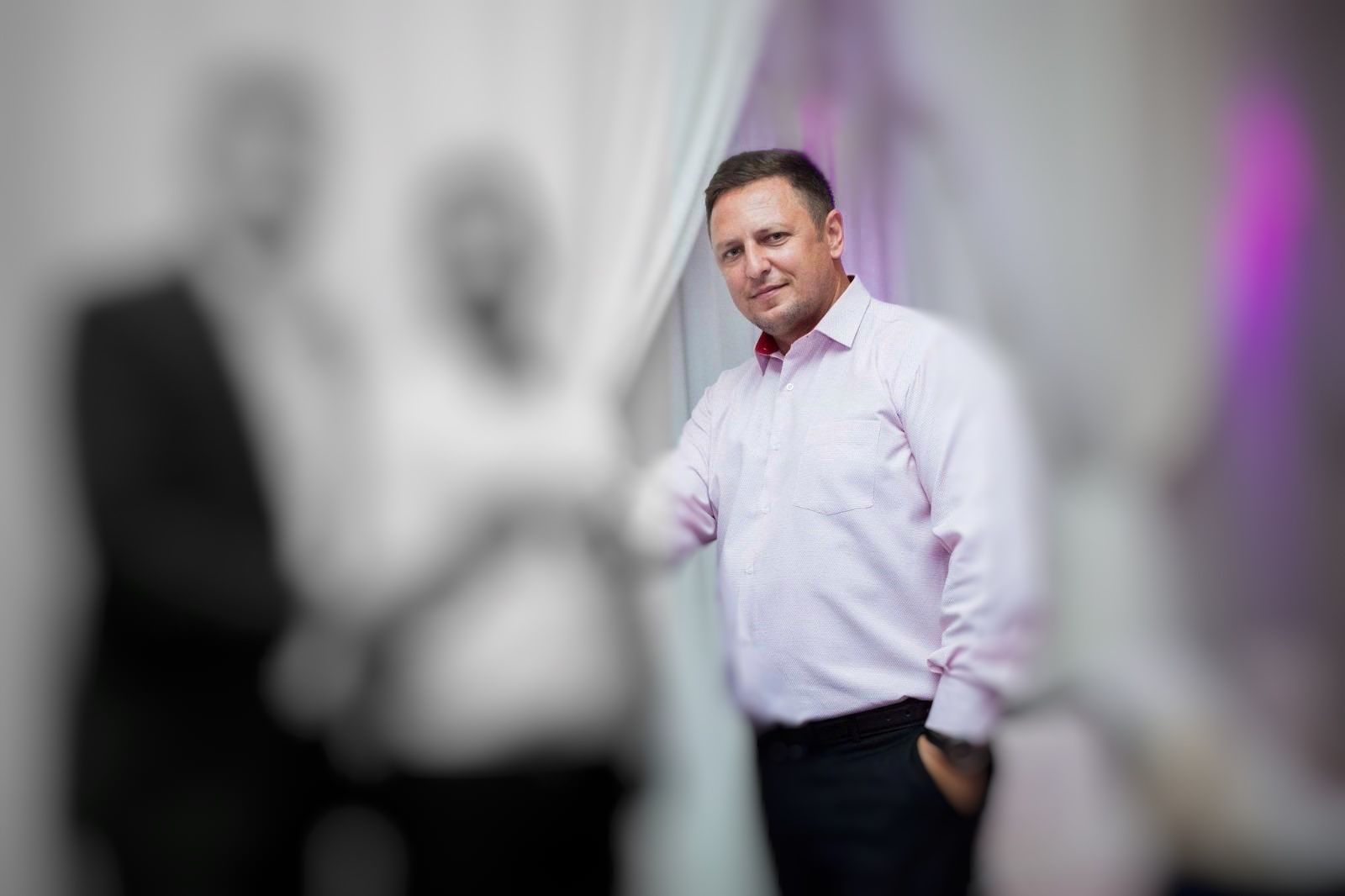 Cel mai „tare” director! Acuzații despre benzină cerută pentru partid, salariați de stat folosiți ca pionii pe proprietățile sale și favoritisme pe… țigări   