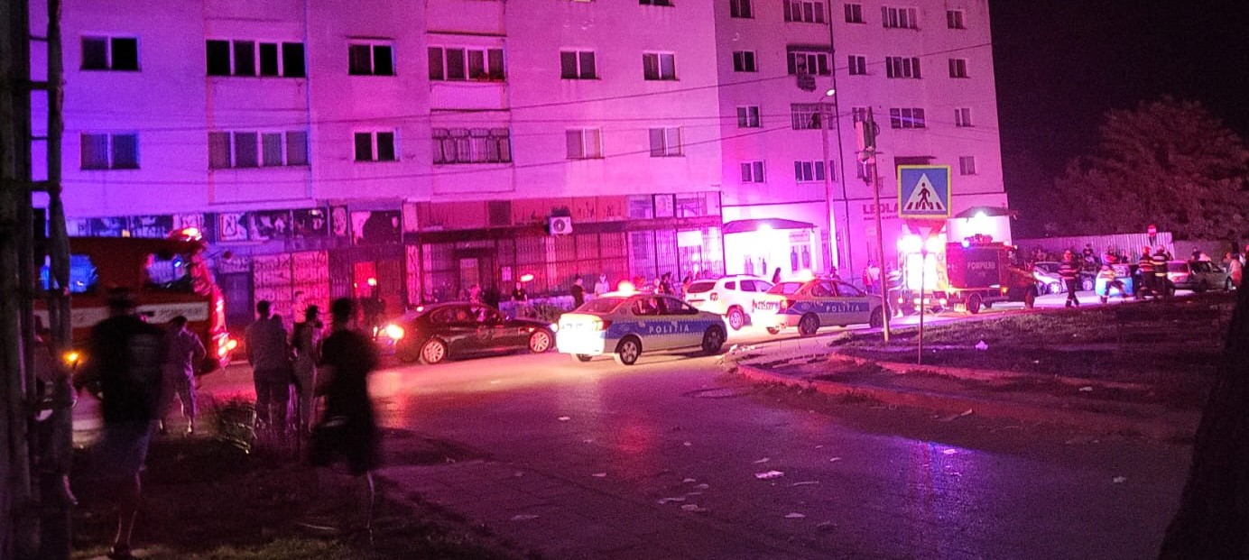 Bărbatul care a amenințat că aruncă o butelie pe geam a fost REȚINUT, era supărat pe un vecin 