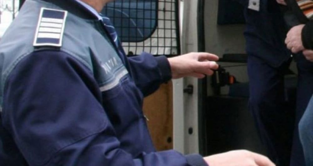 Botoșănean REȚINUT de polițiști după ce și-a TERORIZAT propria mamă 