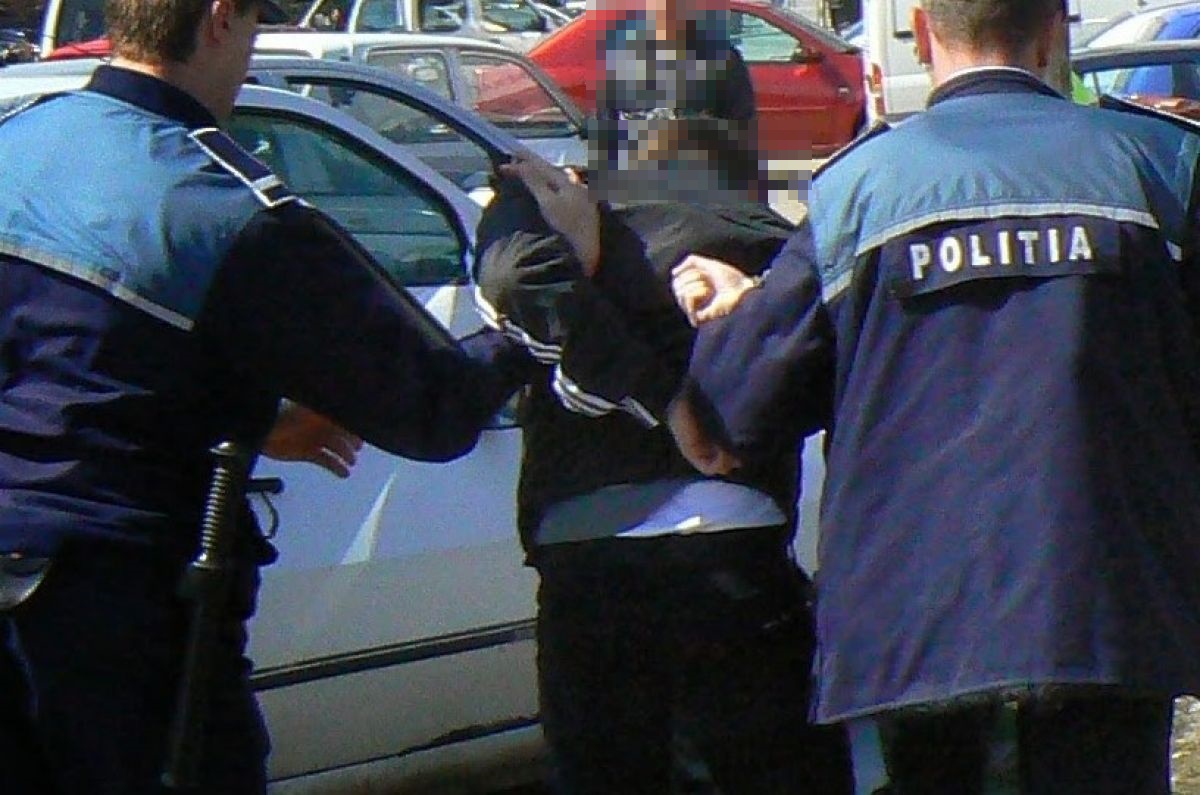 Botoșănean reținut de polițiști după un furt din curtea unei femei 