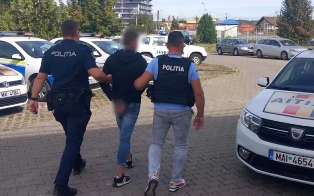 Un bărbat care a ucis un om pe șosea adus în cătușe la Botoșani