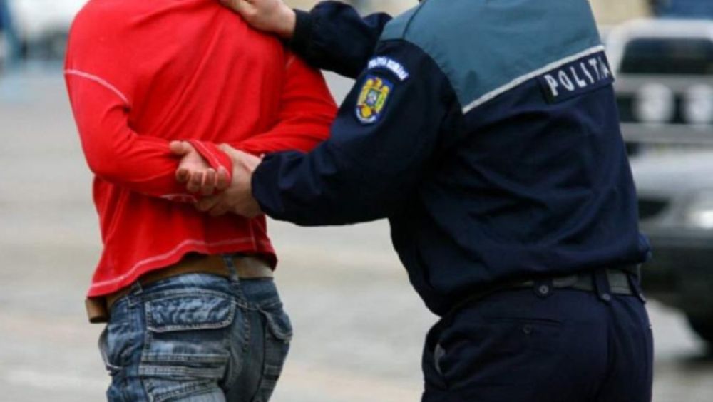 Botoșănean reținut de polițiști după ce și-a terorizat soția