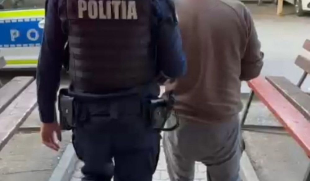 Botoșănean reținut de polițiști după ce și-a terorizat soția și fiica 