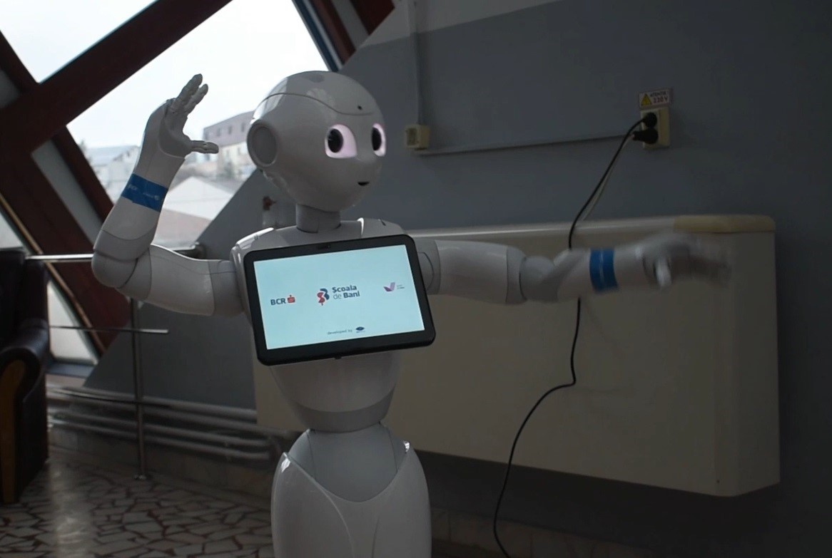 CLIPUL ZILEI: Roboțelul Pepper dansează la Școala de Bani organizată la Botoșani 