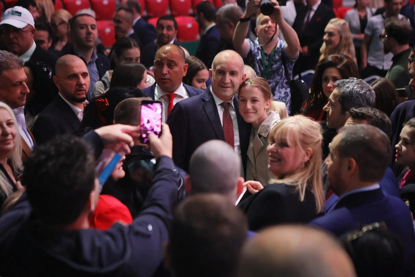 Bulgaria, a opta rundă de alegeri în cinci ani: Fostul președinte Radev, favorit la victorie