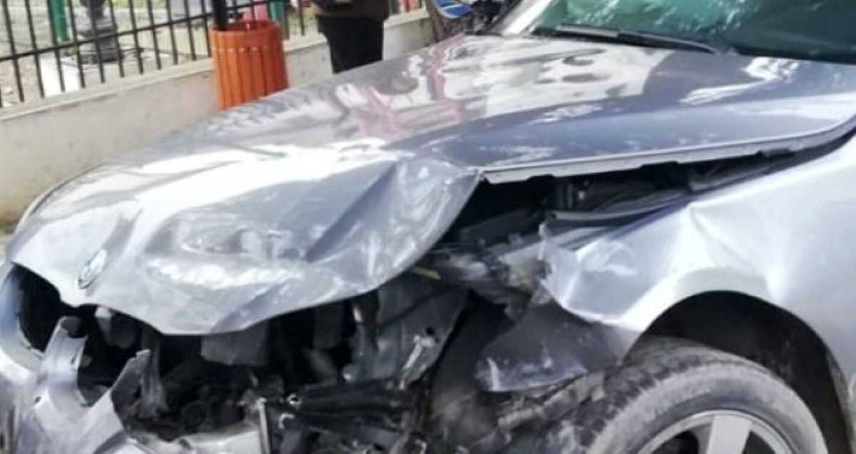 un sofer s-a izbit cu masina intr-un gard