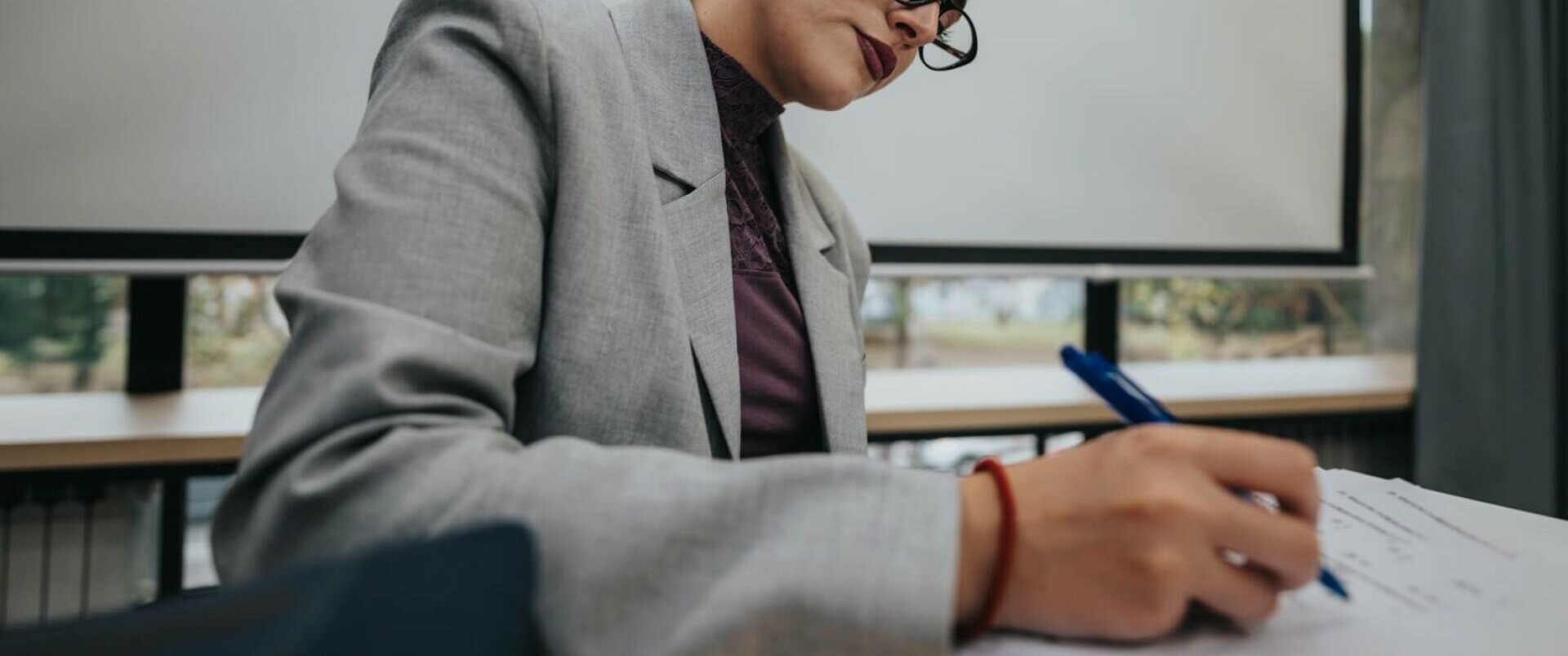 Profesorii NU vor mai avea salariile tăiate, Bolojan îi liniștește: Nu există intenția să se mai ia măsuri