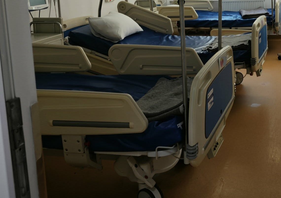 A murit pe patul de spital din cauza pneumoniei, sute de îmbolnăviri  și o tragedie la Botoșani 