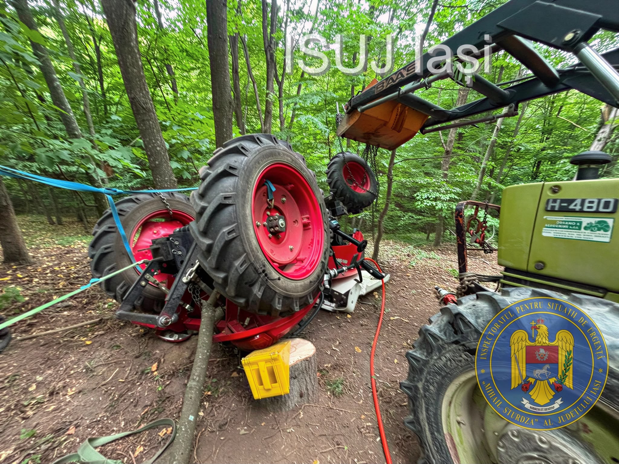Salvare grea în pădure: bărbat scos de sub tractor și dus 500 de metri până la ambulanță