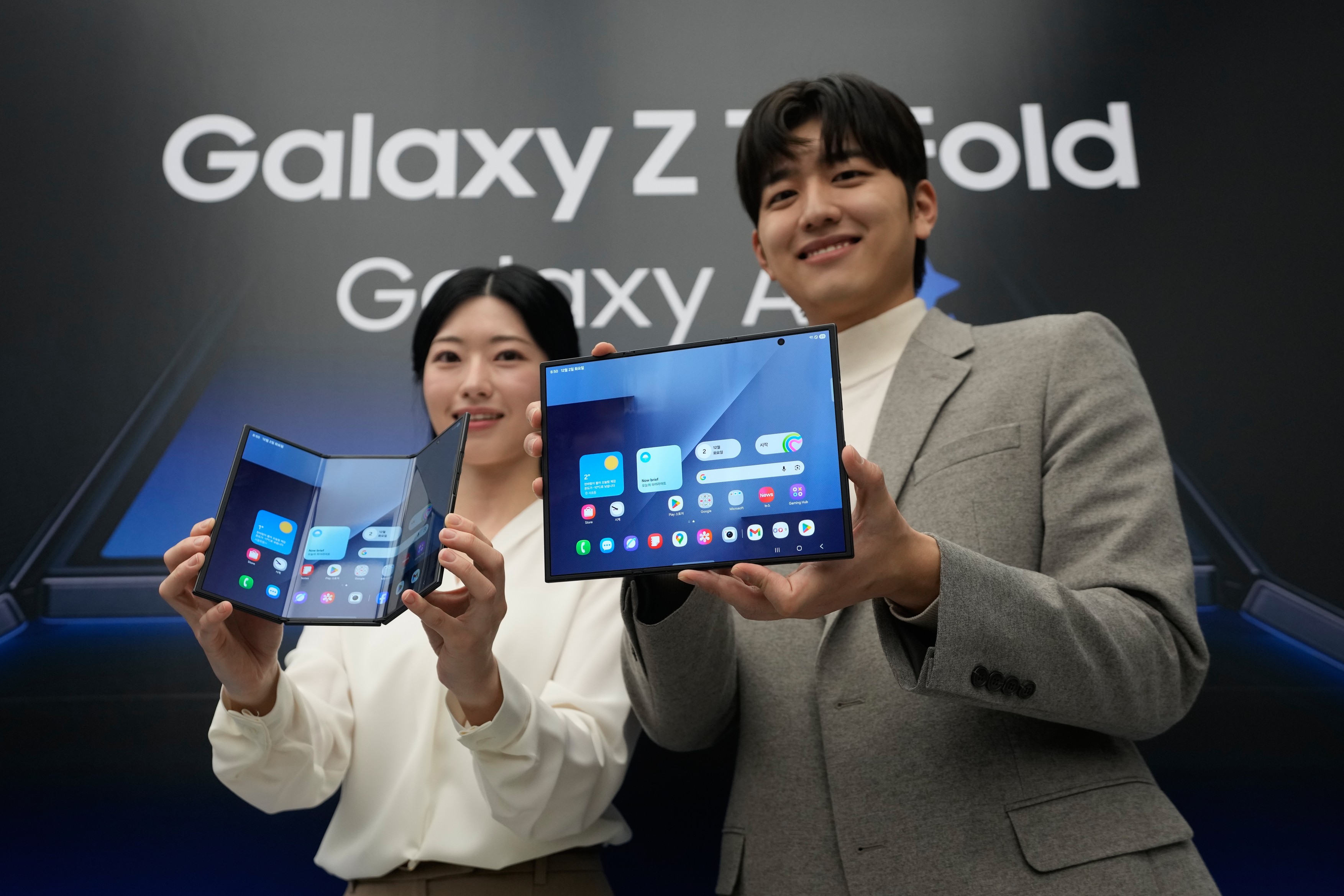 Samsung lansează telefonul pliabil în trei! Prețul e URIAȘ