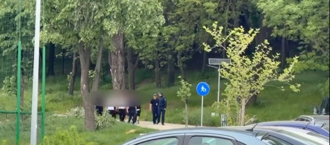 sase tineri prinsi cu droguri.j