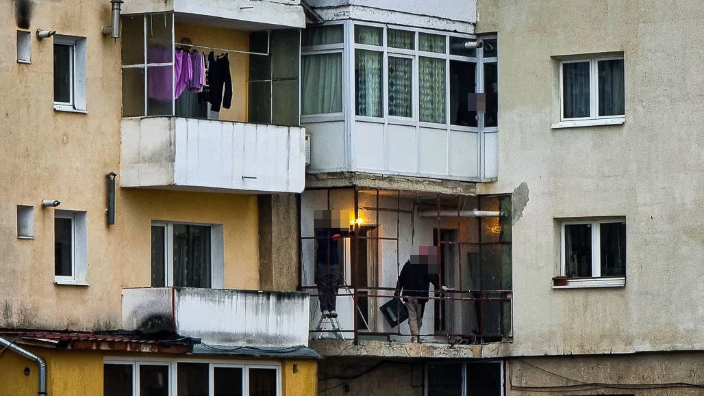 FAZA ZILEI: Ouă aruncate de la balcon, gospodarul asociației amenințat și stropit cu apă