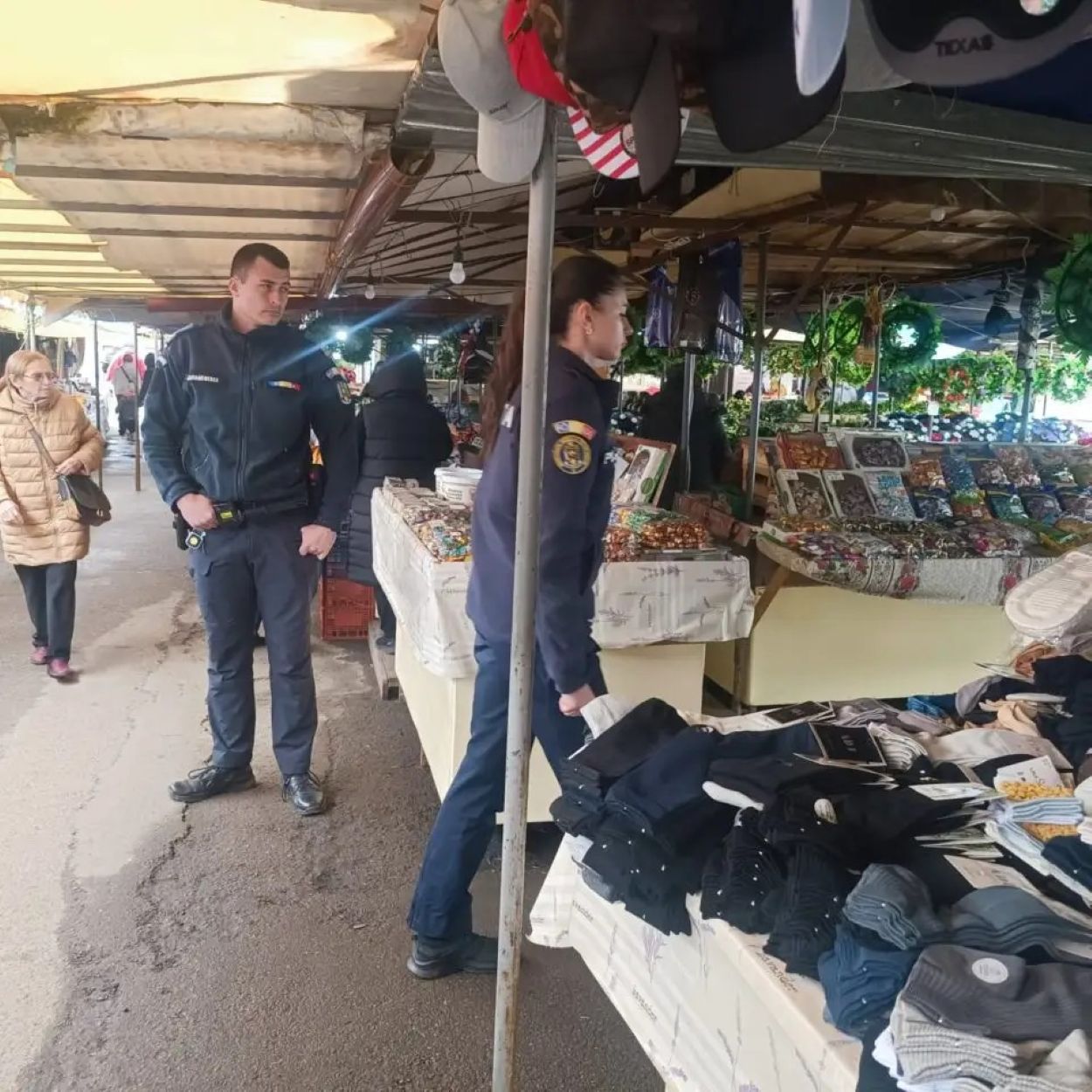 Scandal monstru cu focuri de armă în piața de la vecini, un tânăr ridicat de Poliție 