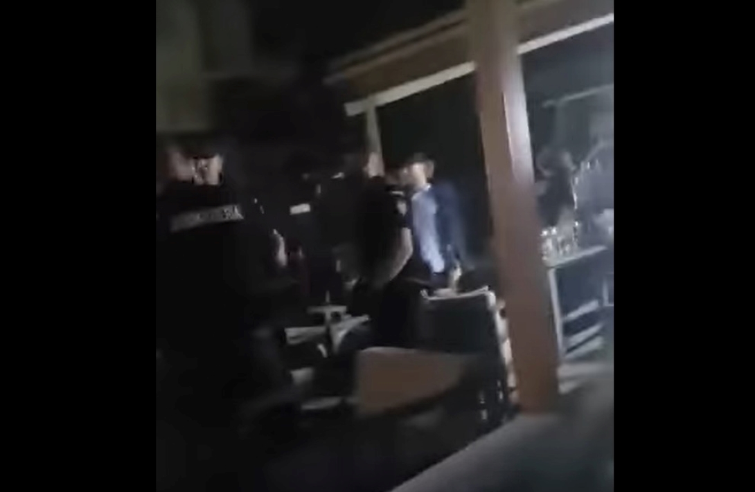 Suporterii Petrolului, bătaie cu jandarmii la o terasă din oraș: Au aprins torțe și fumigene