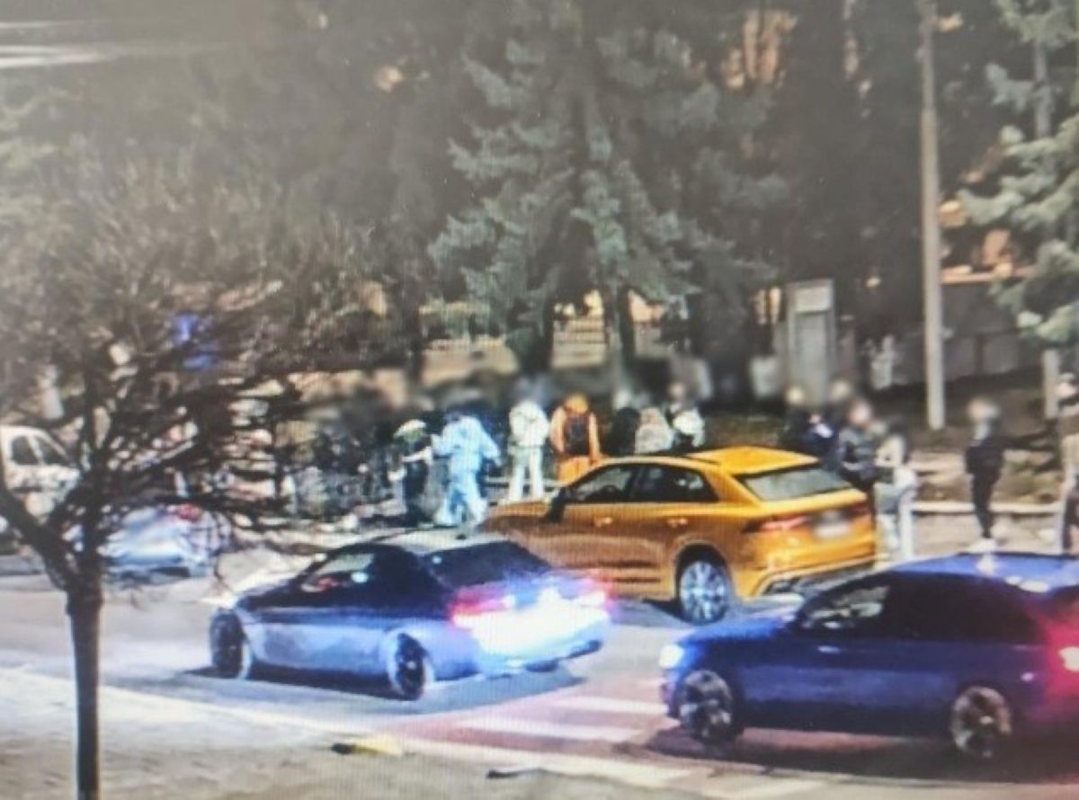 Scandal în intersecție: Un tânăr care era urmărit de 30 de persoane a fost amendat de polițiști 